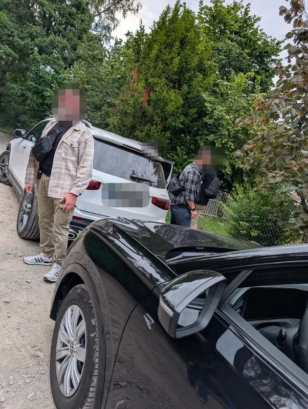 Personenschutz-Team an Fahrzeugen, Gesichter und Kennzeichen unkenntlich gemacht