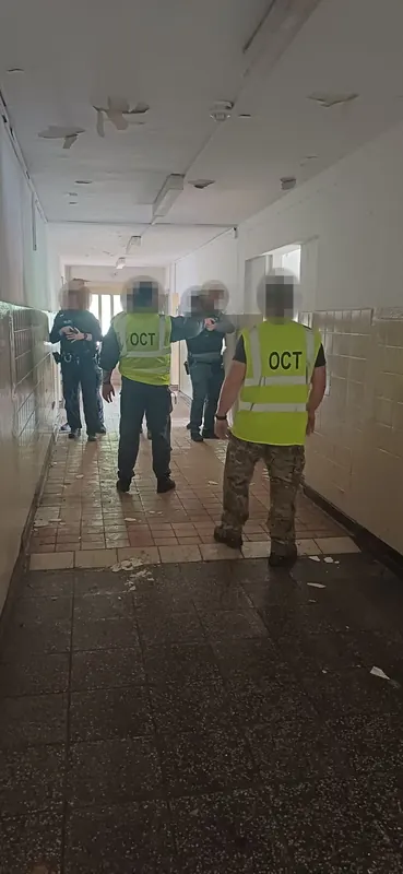 Übung im Gebäudeflur mit mehreren Einsatzkräften